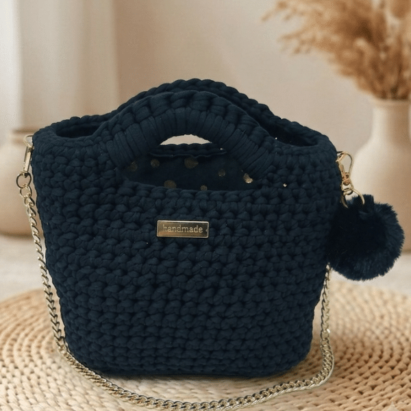 sac au crochet tendance noir avec pompon